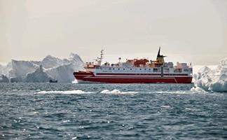 Sarfaq Ittuk among giant icebergs